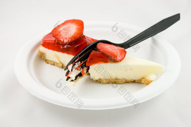 <strong>草莓芝士</strong>蛋糕用叉子切成两半