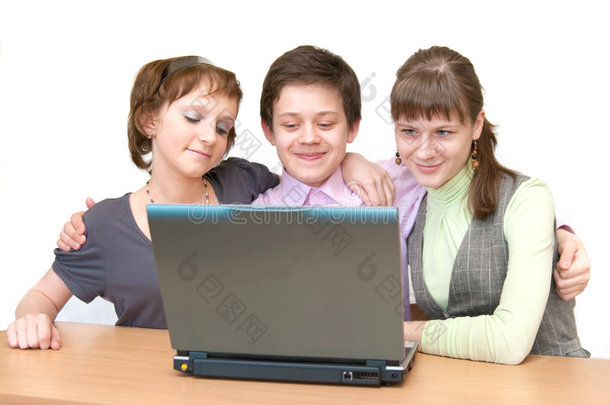 一群青少年-小学生在笔记本电脑上玩得开心