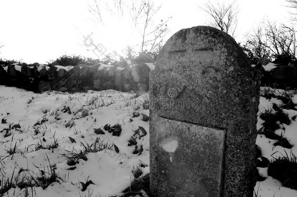雪地墓地的老墓碑
