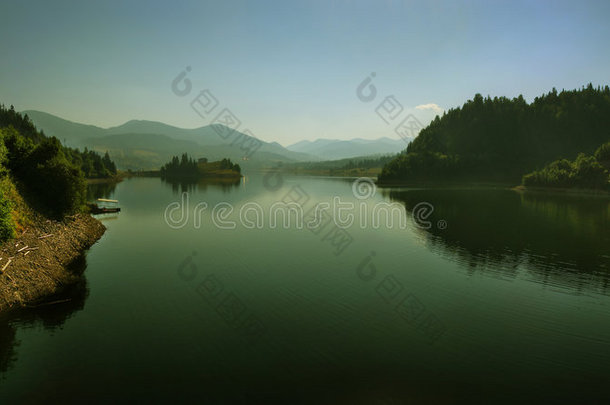 山湖晨曦夏景