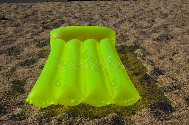 绿色的<strong>气垫</strong>躺在沙子上