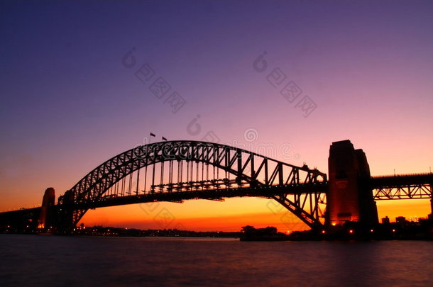 悉尼海港大桥黎明时分。
