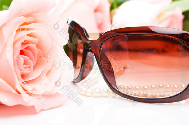 粉红玫瑰、项链和太阳镜