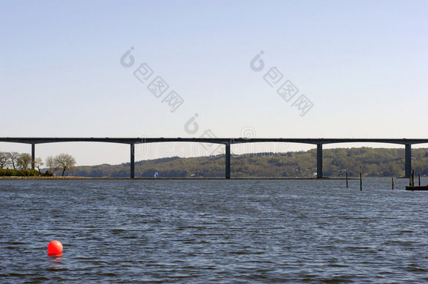 丹麦桥穿过维杰勒峡湾