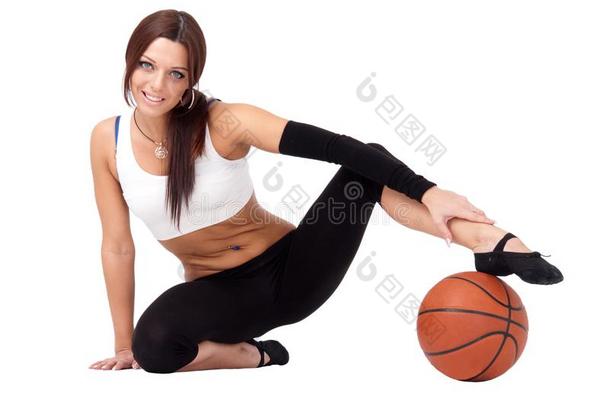 坐着打篮球的女运动员