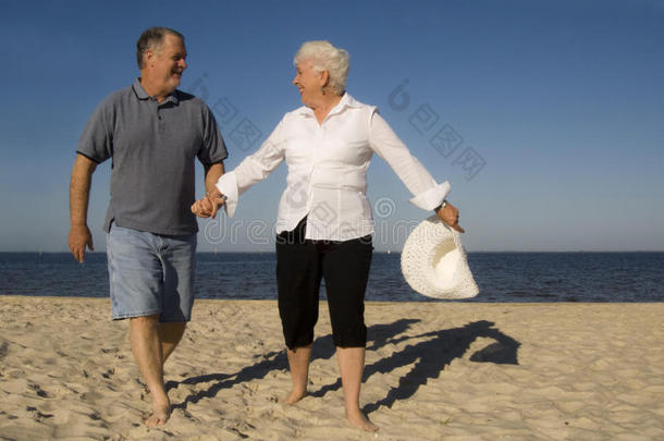 海滩上的老夫妇