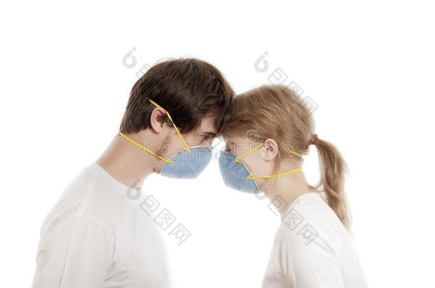 戴口罩的年轻夫妇