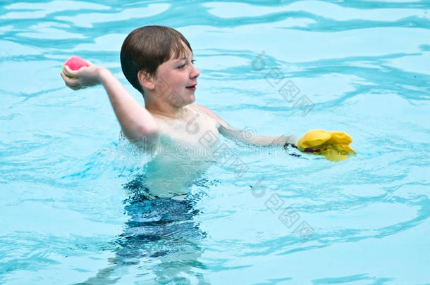 在游泳池里玩的男孩