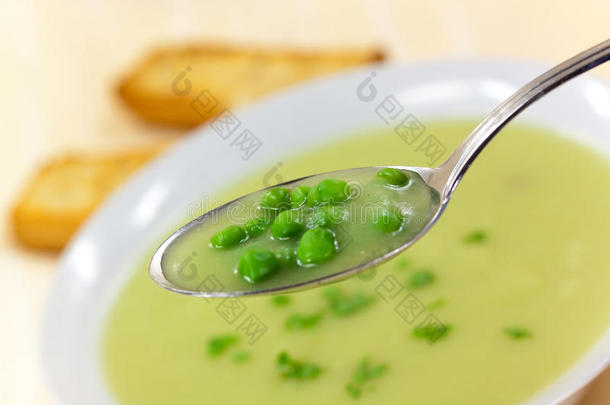 一碗豌豆汤，用奶油和面包圈装饰