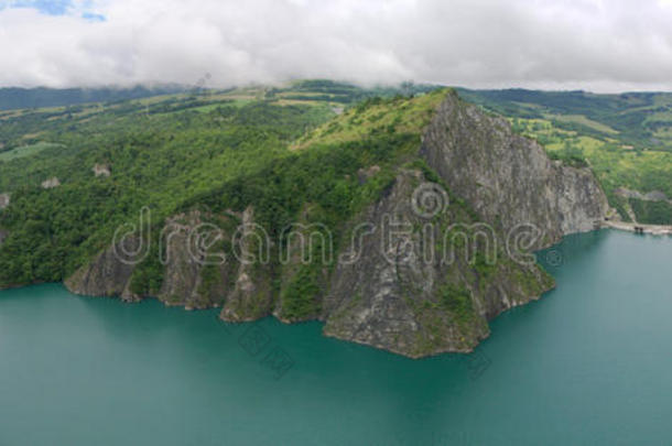 阿尔卑斯山的水坝和湖泊