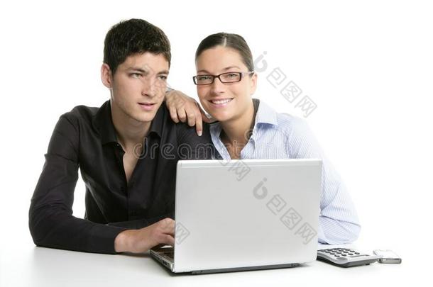 年轻夫妇与笔记本电脑的团队合作