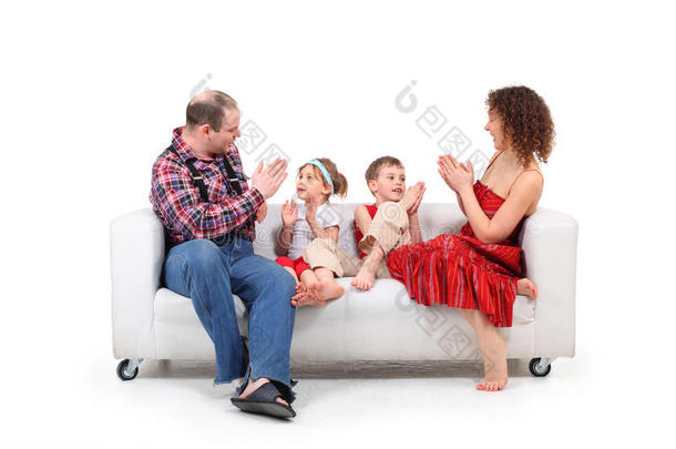家长带孩子玩白色真皮沙发
