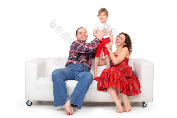 女儿和父母坐在<strong>白色真皮沙发</strong>上