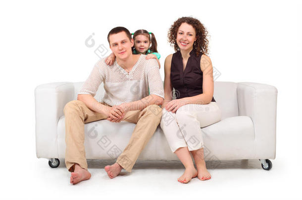 女儿和父母坐在白色真皮沙发上