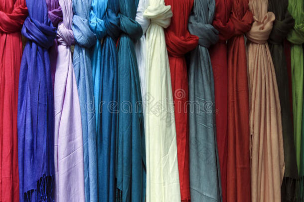 一排排五颜六色的打结围巾