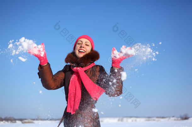 小美女冬天在户外撒雪