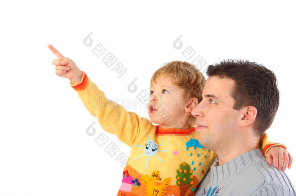 手上的孩子指着爸爸的手指
