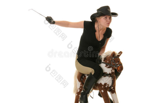 牛仔女（骑师）骑着木马赛跑
