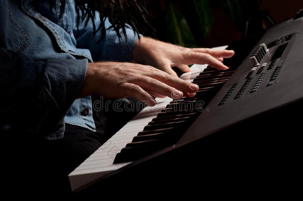 男钢琴家用钢琴键盘演奏