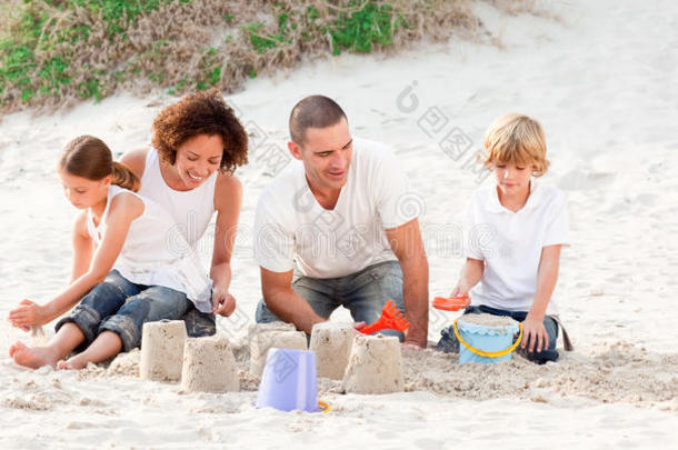 一家人在沙滩上玩耍