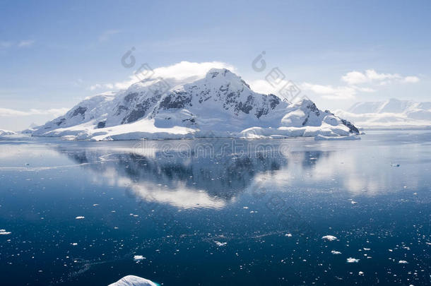 南极冰山倒映在水中