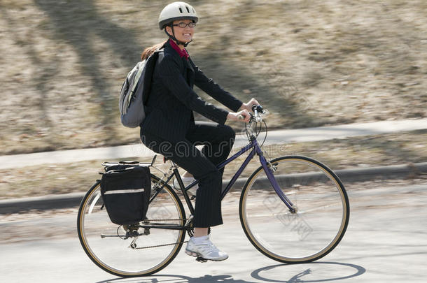 骑自行车上班的女商人