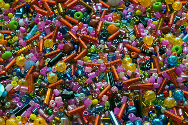 一堆不同形状的彩色珠子