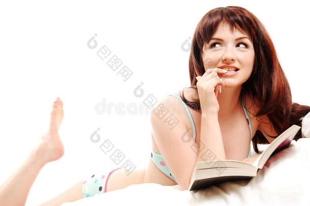 在床上看书的女人