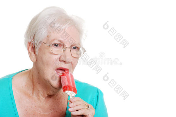 老太太咬着红色冰棒