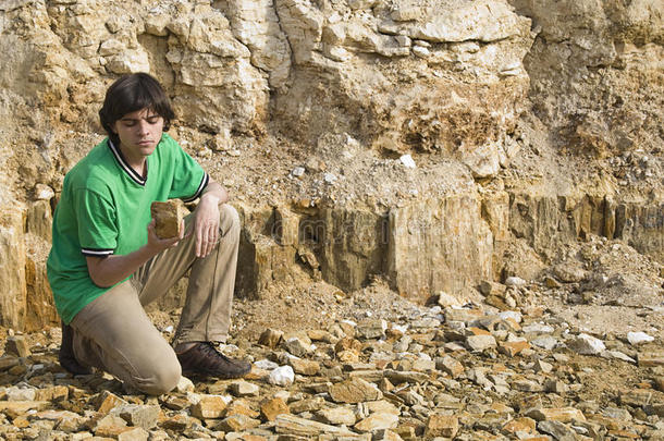 研究岩石类型的年轻地质学家