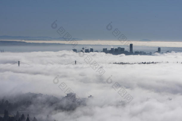 温哥华市上空有雾