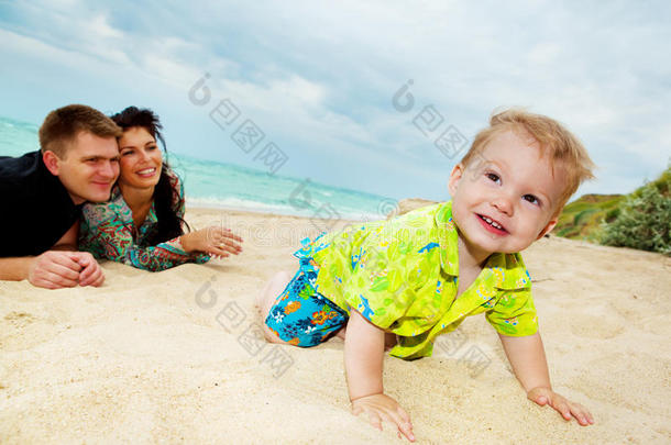 在海滩上<strong>爬行</strong>的婴儿