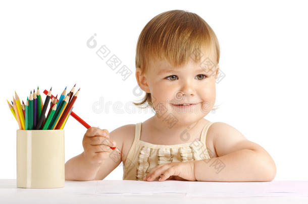 快乐的孩子用红蜡笔画画