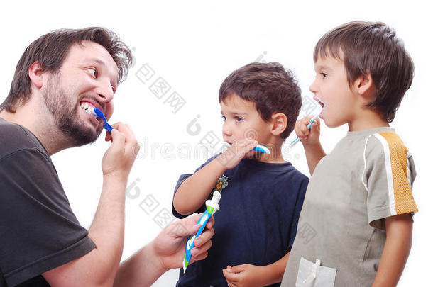 年轻人教孩子们如何刷牙