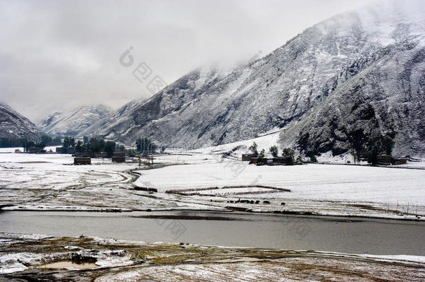 香格里拉<strong>藏族</strong>村落雪景