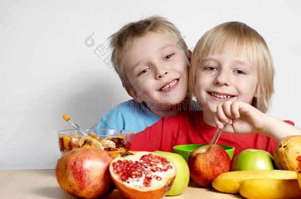 两个水果小朋友