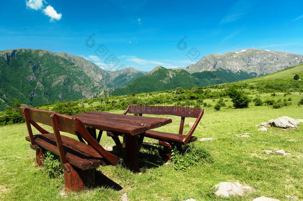 保加利亚高<strong>山</strong>上的<strong>桌子</strong>和座位