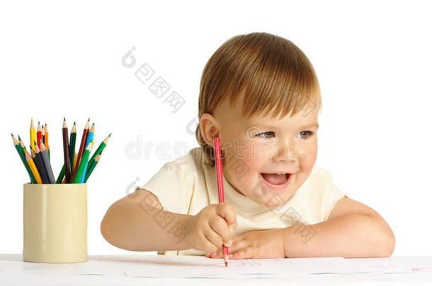 可爱快乐的孩子用红蜡笔画画