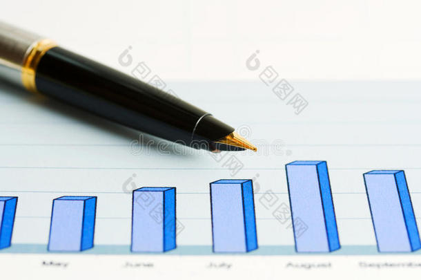 钢笔和商业图表。