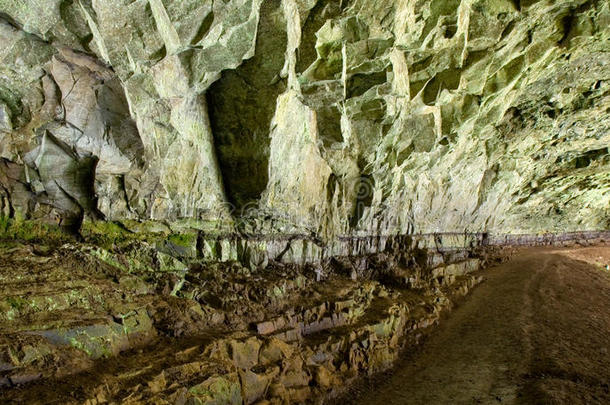银瀑布州立公园，瀑布后的洞穴