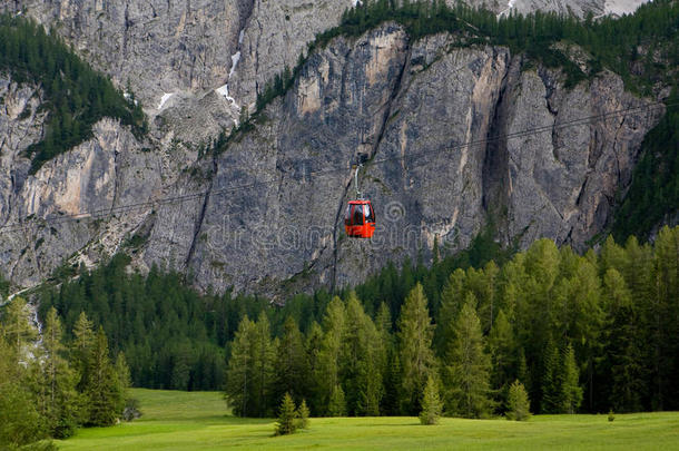 阿尔卑斯山的缆车。意大利