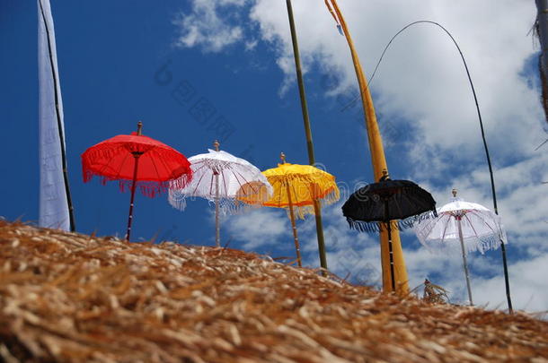 红，白，黄，条纹<strong>沙滩伞</strong>
