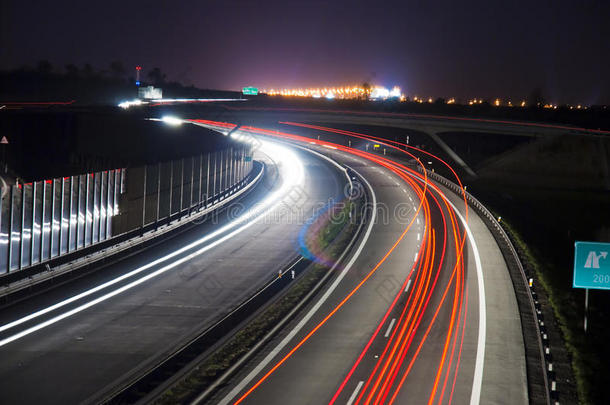 夜间高速公路-长曝光-照明线路