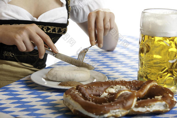 巴伐利亚女孩吃啤酒节<strong>大餐</strong>