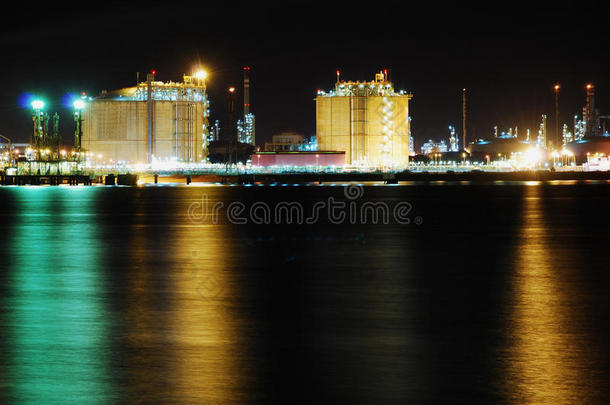 工厂大型炼油厂夜间