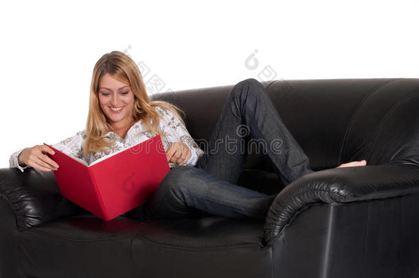 漂亮的金发女孩<strong>正在看书</strong>