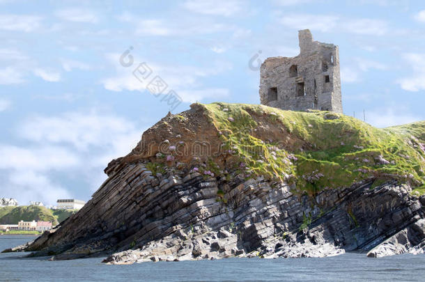 悬崖上的城堡废墟