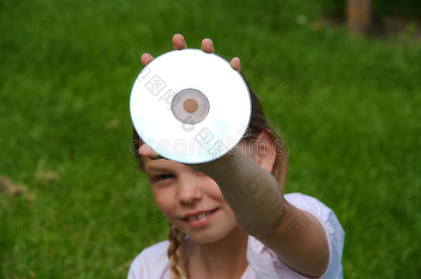 拿着cd的可爱女孩