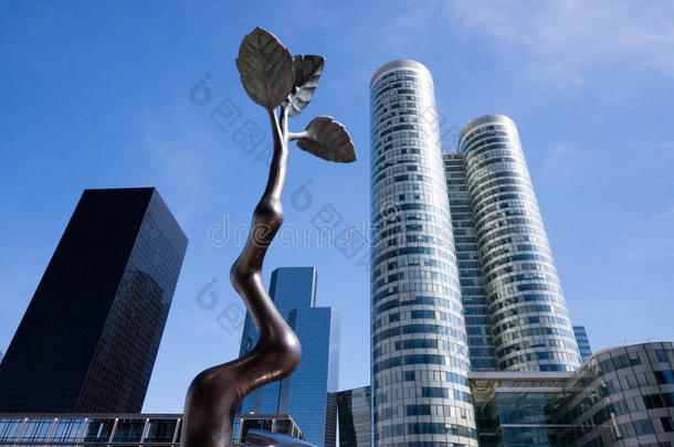 摩天大楼在前面<strong>赢得</strong>了一座树枝雕塑