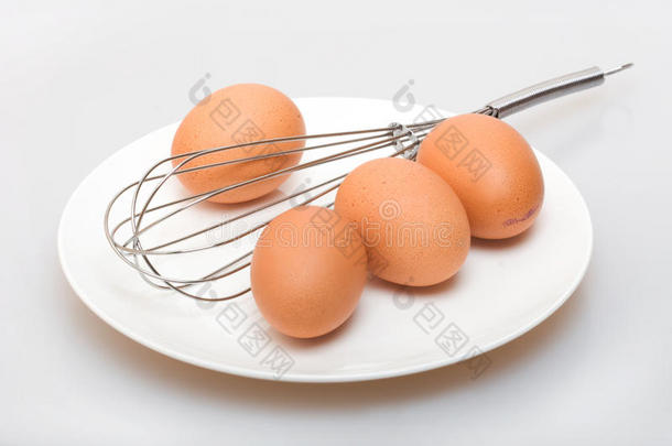 鸡蛋放在盘子里搅拌